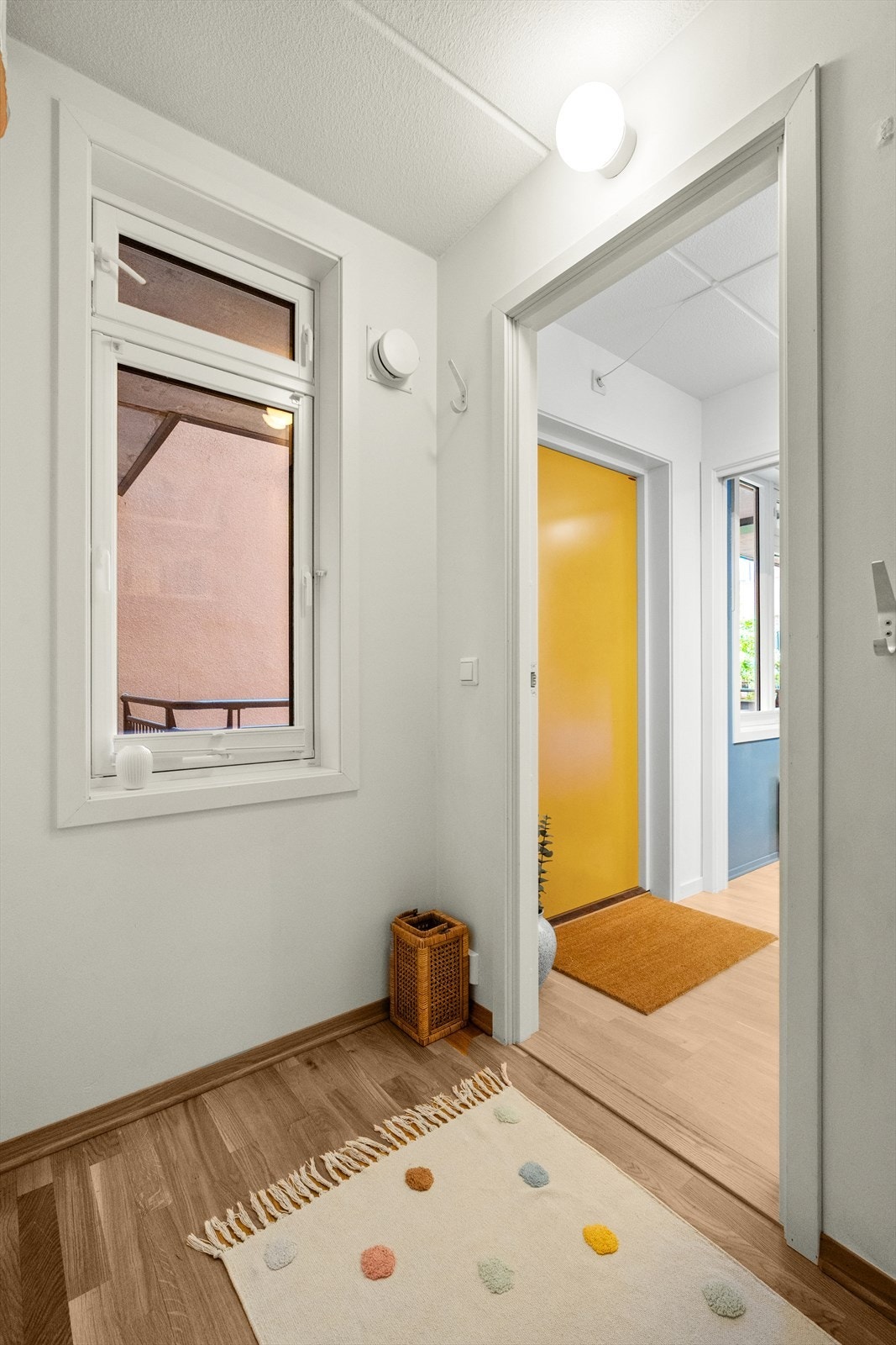 Rommet er i nyere tid oppgradert med å sette inn vindu. Det foreligger godkjenning for innsetting av vindu fra både borettslag og plan og bygg. Rommet er opprinnelig byggemeldt som bod, og er ikke omsøkt/bruksendret i forbindelse med innsetting av vindu. Galleribilde