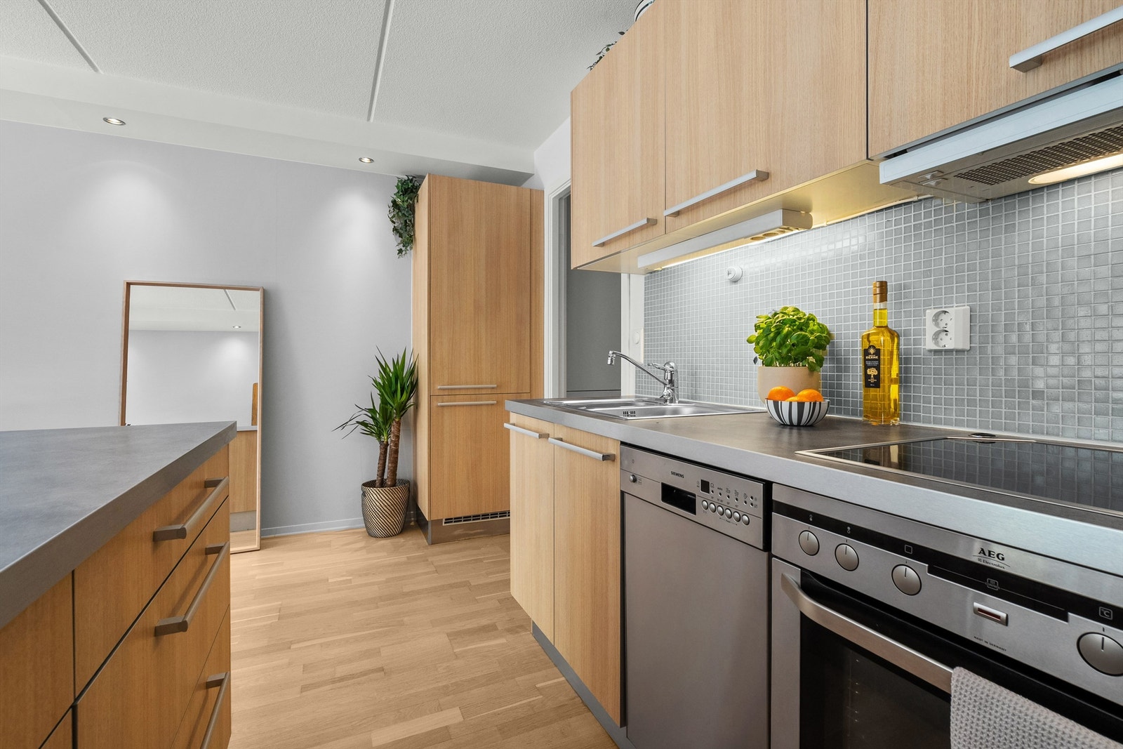 Kjøkkenet er utstyrt med stekeovn, platetopp, oppvaskmaskin, samt kjøl/frys. Galleribilde