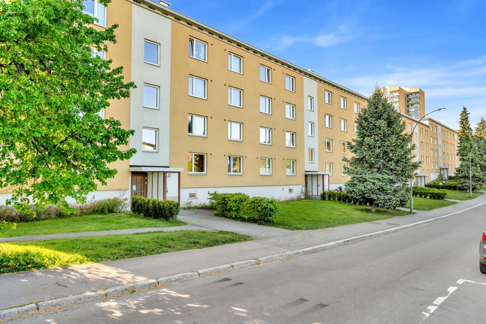 Fra felles inngangsparti spaserer du få meter til leiligheten som ligger i 1. etasje. Galleribilde