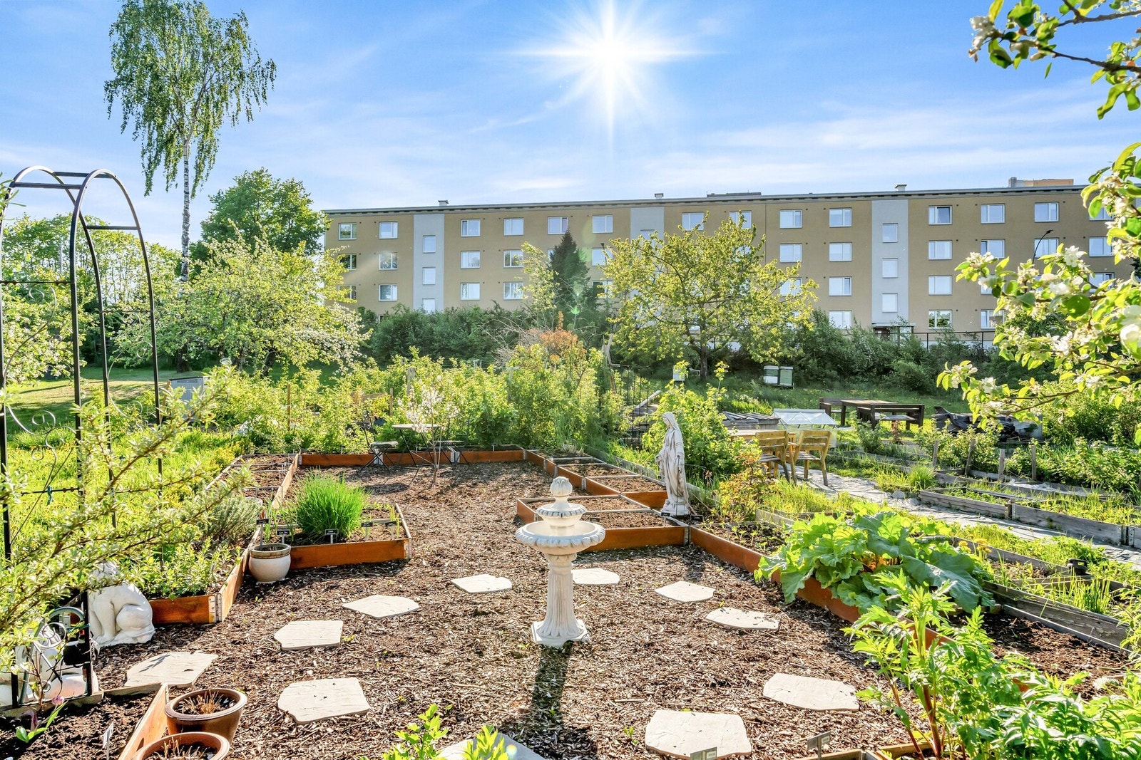 Det er mulig å søke om medlemskap i Brobekk skolehage som er en fin parsellhage der privatpersoner som ønsker å dyrke sin egen mat kan leie parsell. Galleribilde