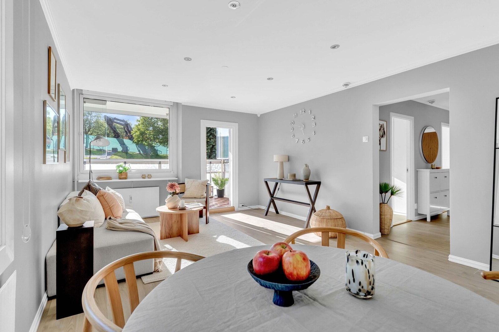 Boligens oppholdsrom er i likhet med de øvrige rommene belagt med laminat på gulv og vegger malt i delikate farger. Galleribilde