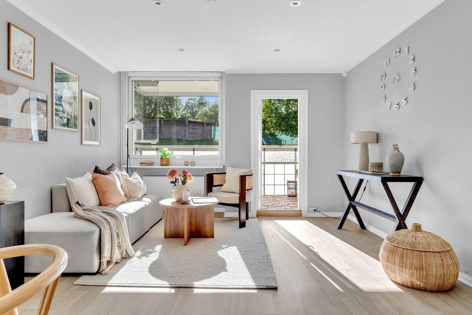 Vi beveger oss inn i stuen. Galleribilde