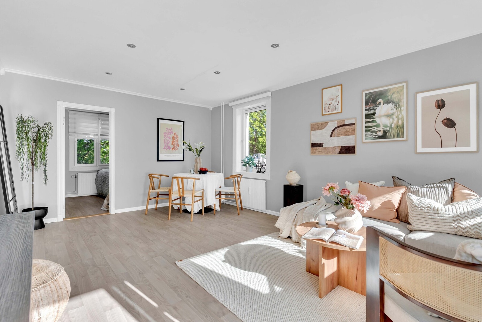 Rommet har en god utforming som gjør det enkelt å møblere med både sofagruppe med tilhørende møblement, samt spisebord. Galleribilde