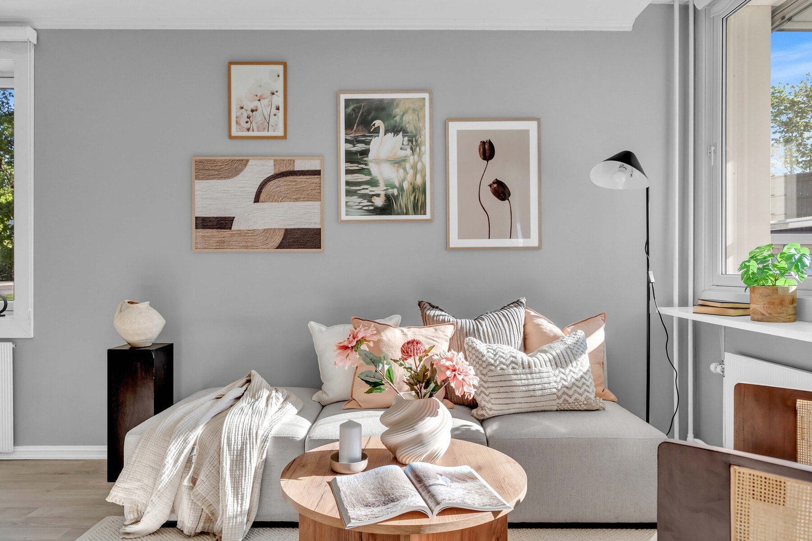 Leiligheten er en hjørneleilighet og har et ekstra vindu på stueveggen. Galleribilde