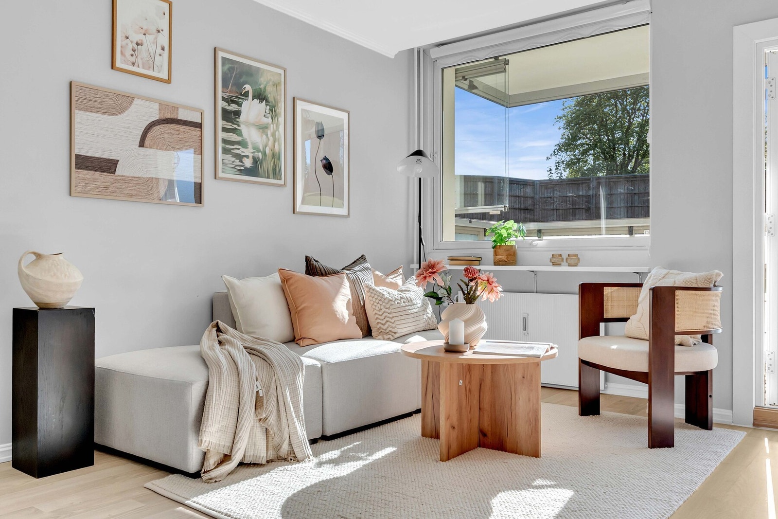 De store vindusflatene i stuen slipper inn rikelig med naturlig lys. Galleribilde