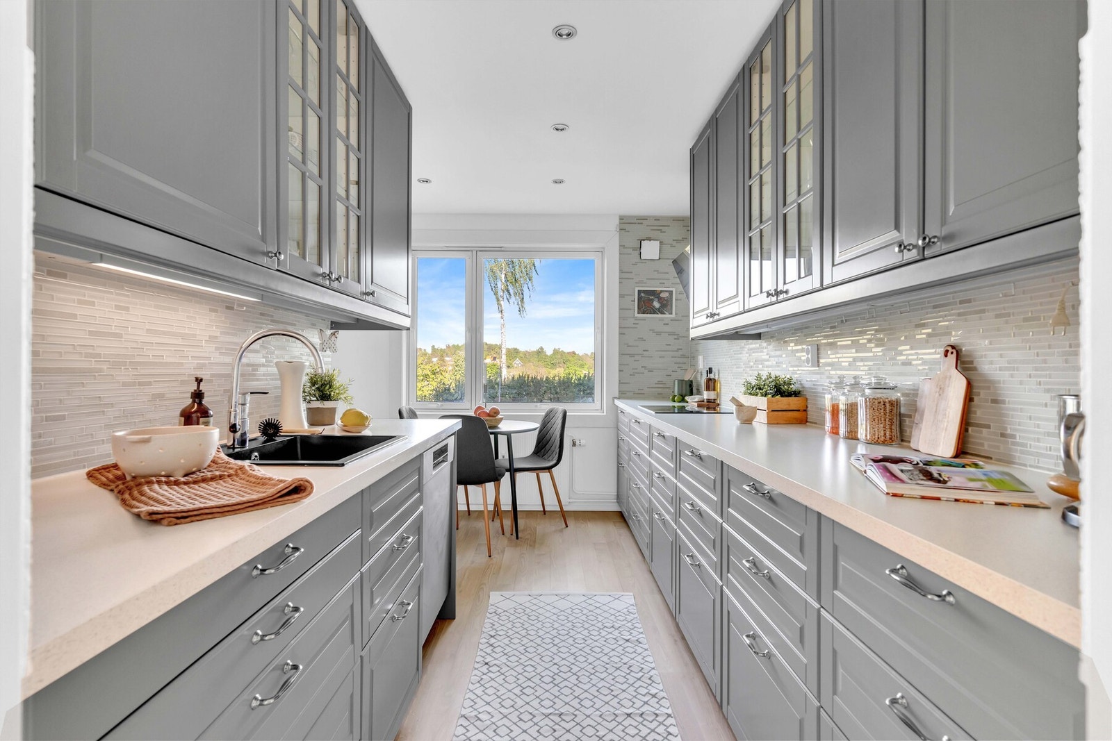 Kjøkkeninnredningen er med tidløse profilerte fronter og benkeplate av laminat. Galleribilde