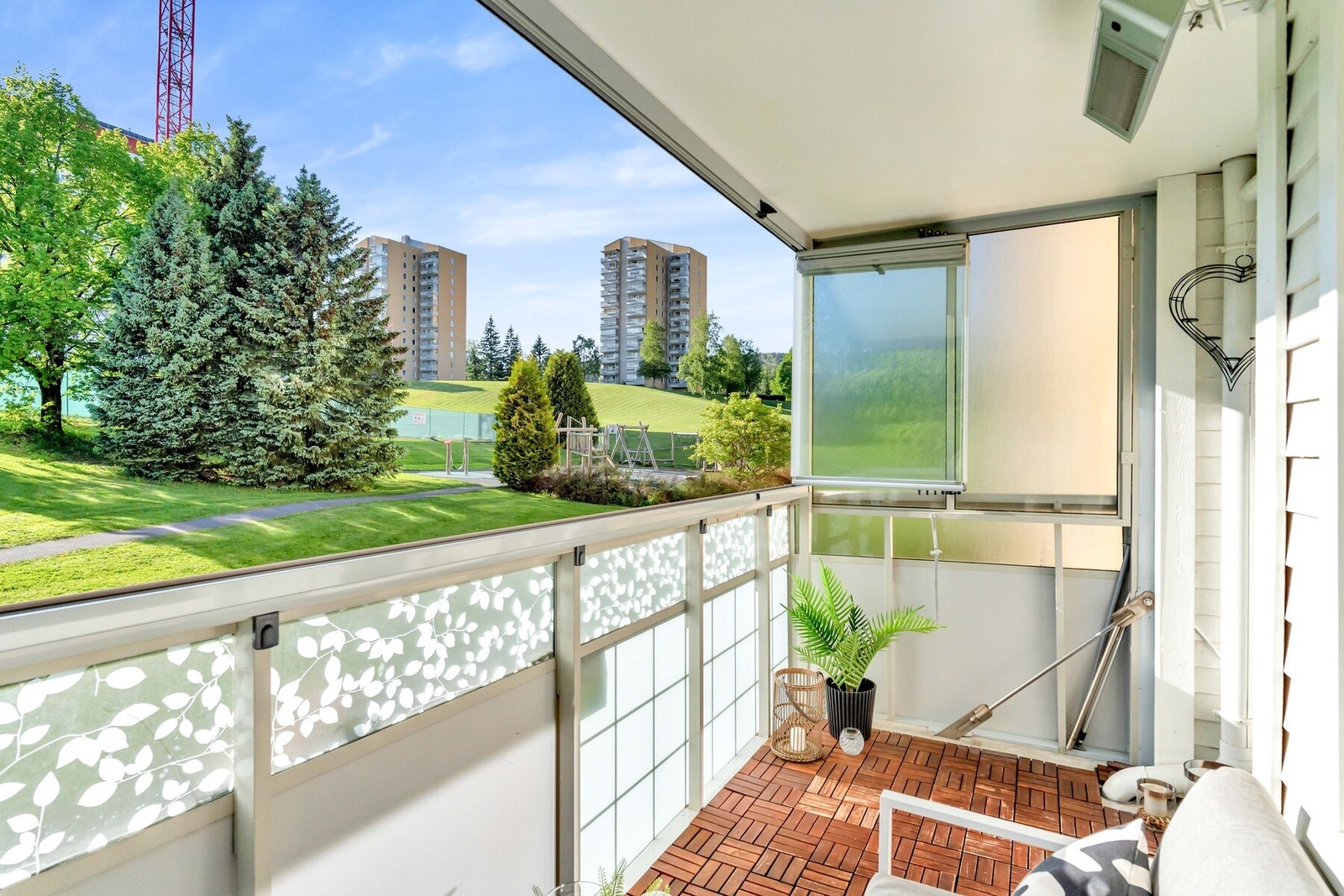 Fra stuen er det utgang til boligens vestvendte balkong på ca. 8 m² med flott utsyn mot grøntområde. Galleribilde