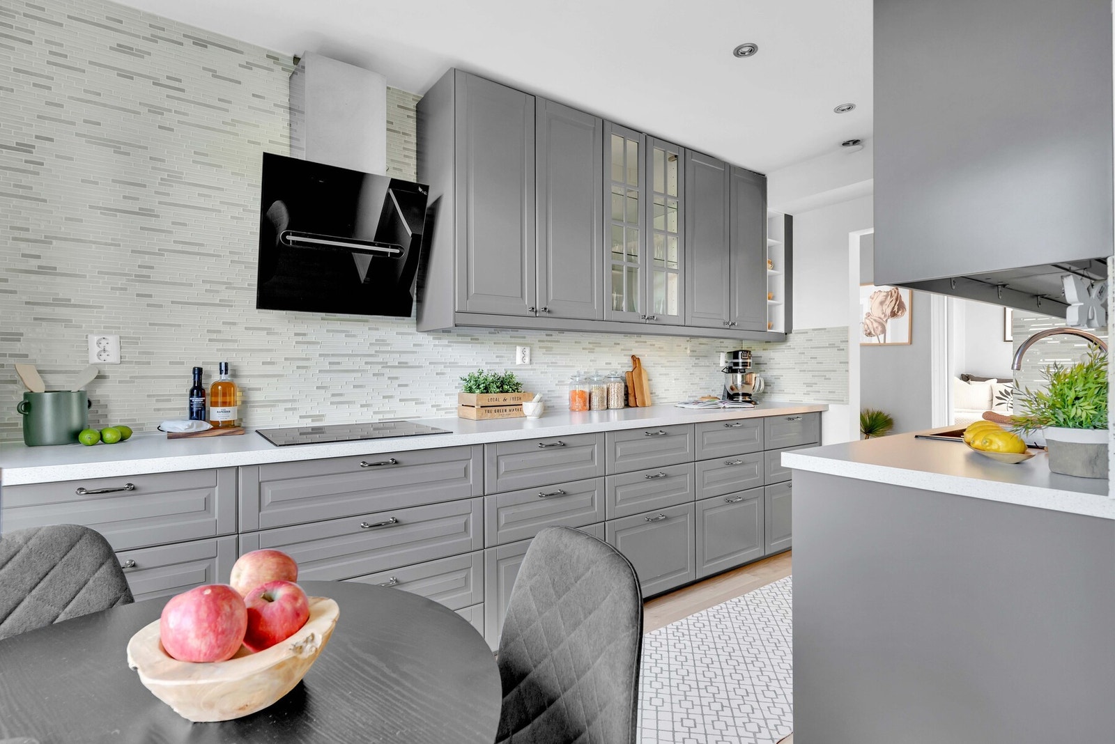 Det er rikelig med skap- og benkeplass i både over- og underskap. Galleribilde