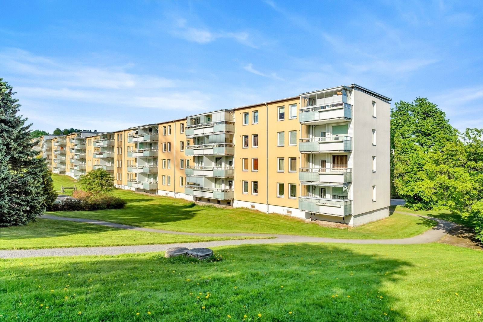 Leiligheten ligger i et attraktivt, sentralt og barnevennlig boligområde på Bjerke i Oslo, like ved Bjerke Travbane. Det er gangavstand til både Løren og marka. Galleribilde