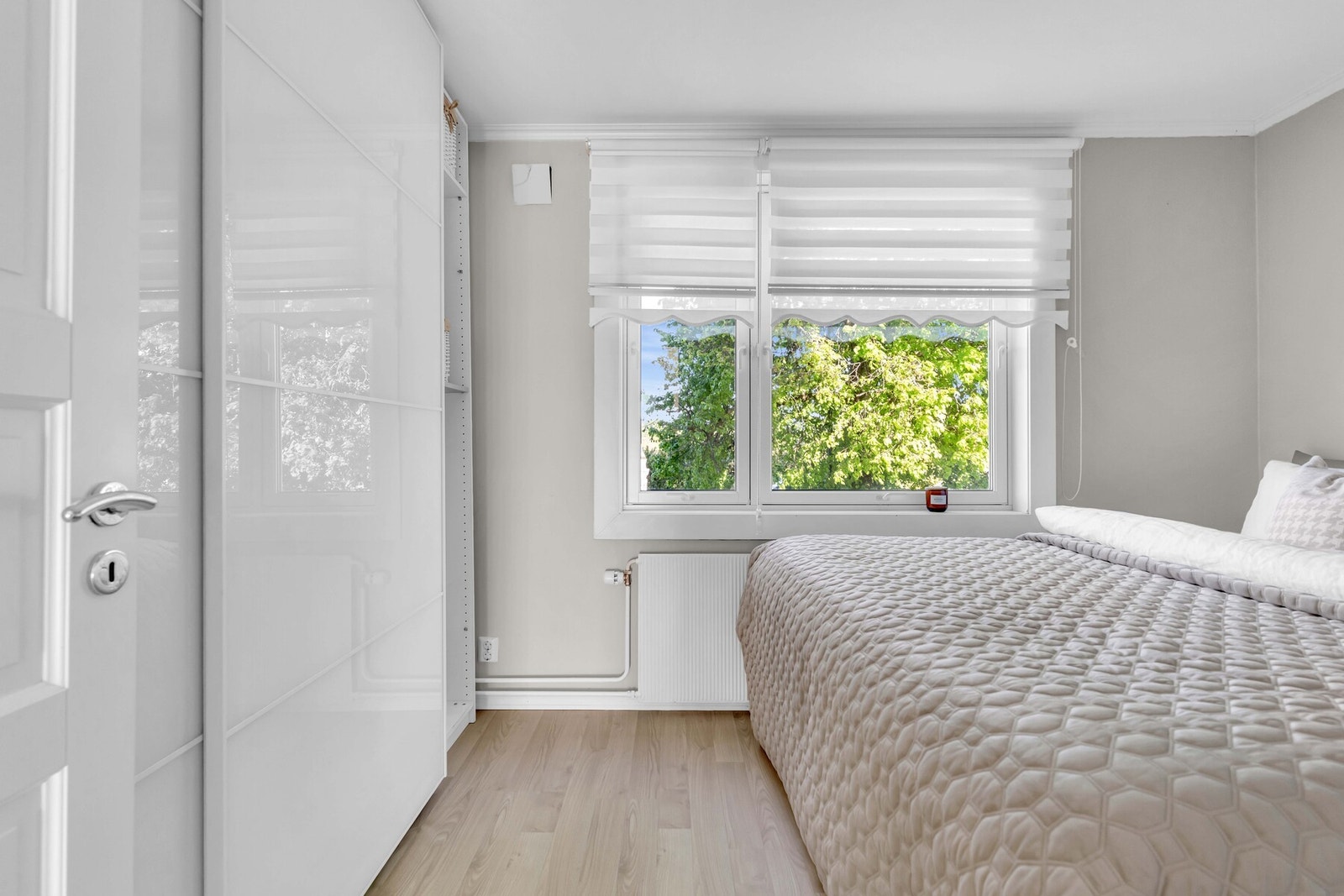 Hovedsoverommet er av god størrelse med plass til dobbeltseng og tilhørende nattbord med god lagringsplass i skyvedørsgarderobe. Galleribilde