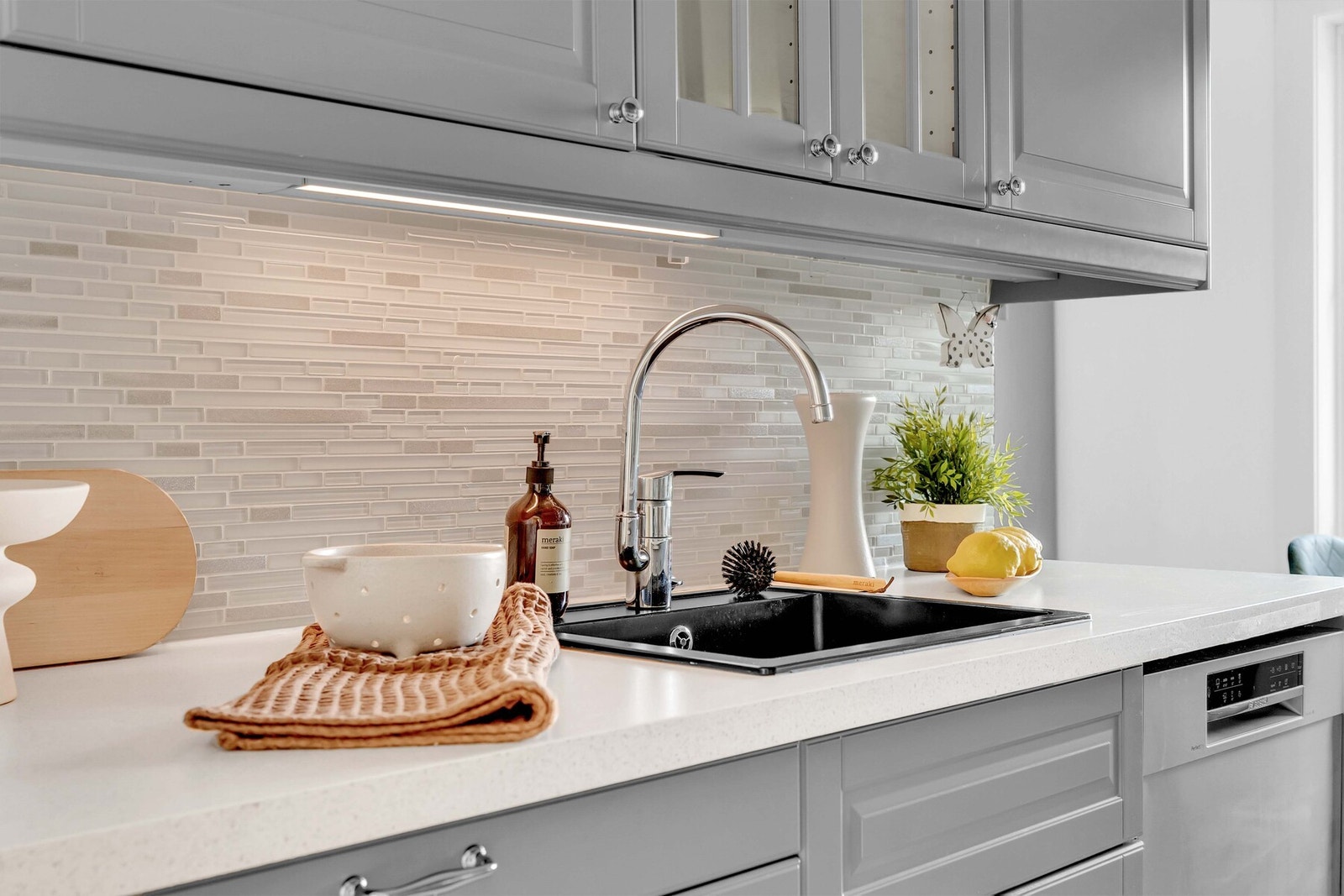 Nedfelt oppvaskkum med ett-greps armatur. Galleribilde