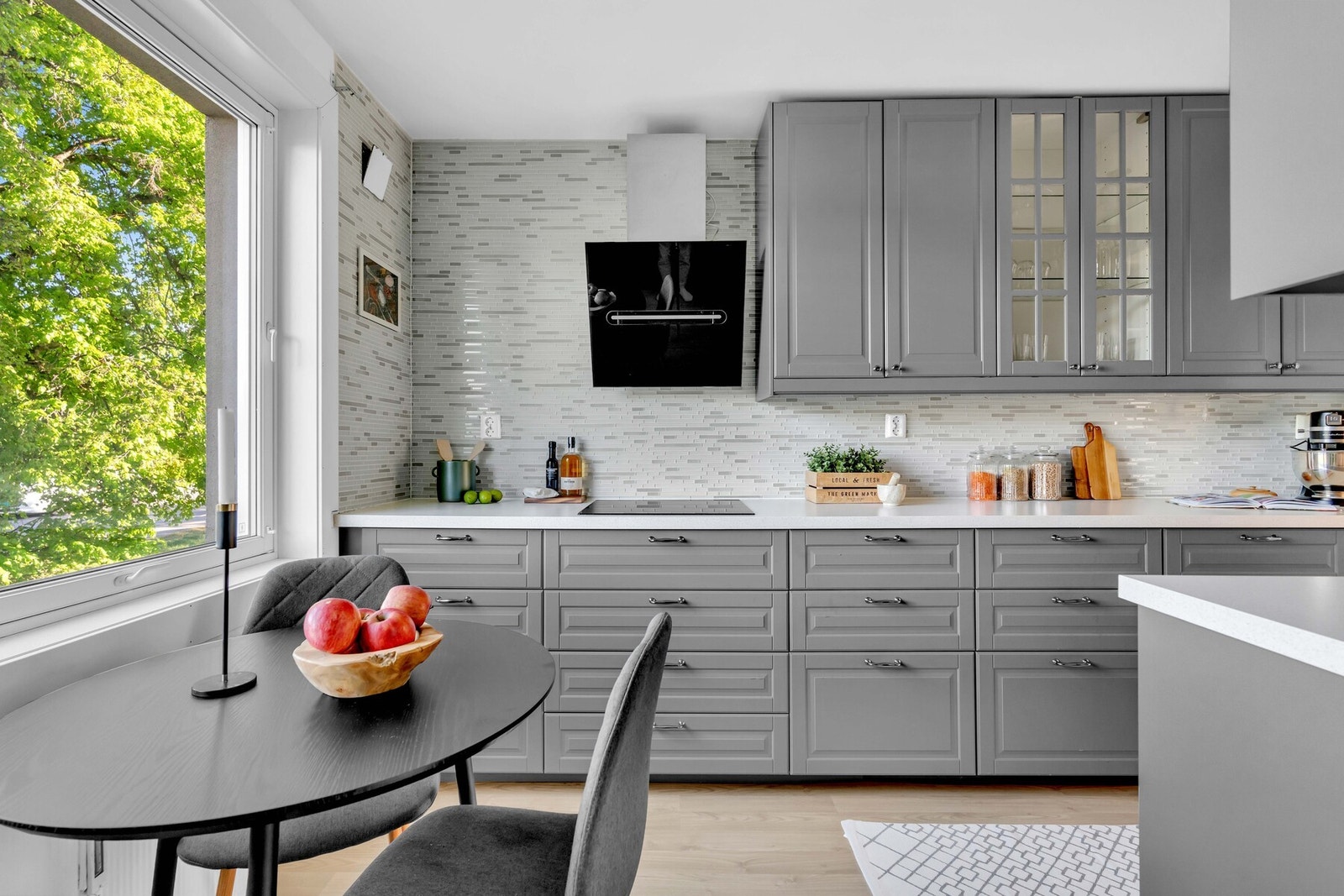 Tidløs kjøkkeninnredning fra 2016 som ligger separat fra stuen, så her kan man trekke seg tilbake og lage dagens måltider i fred og ro. Galleribilde