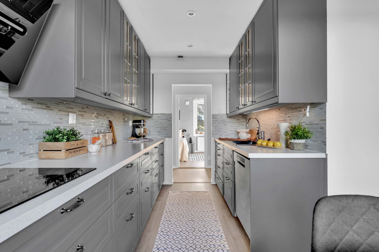 Videre er det ventilator med kullfilter og lekkasjestopper med fuktsensor er plassert i benkeskap under oppvaskkum. Galleribilde