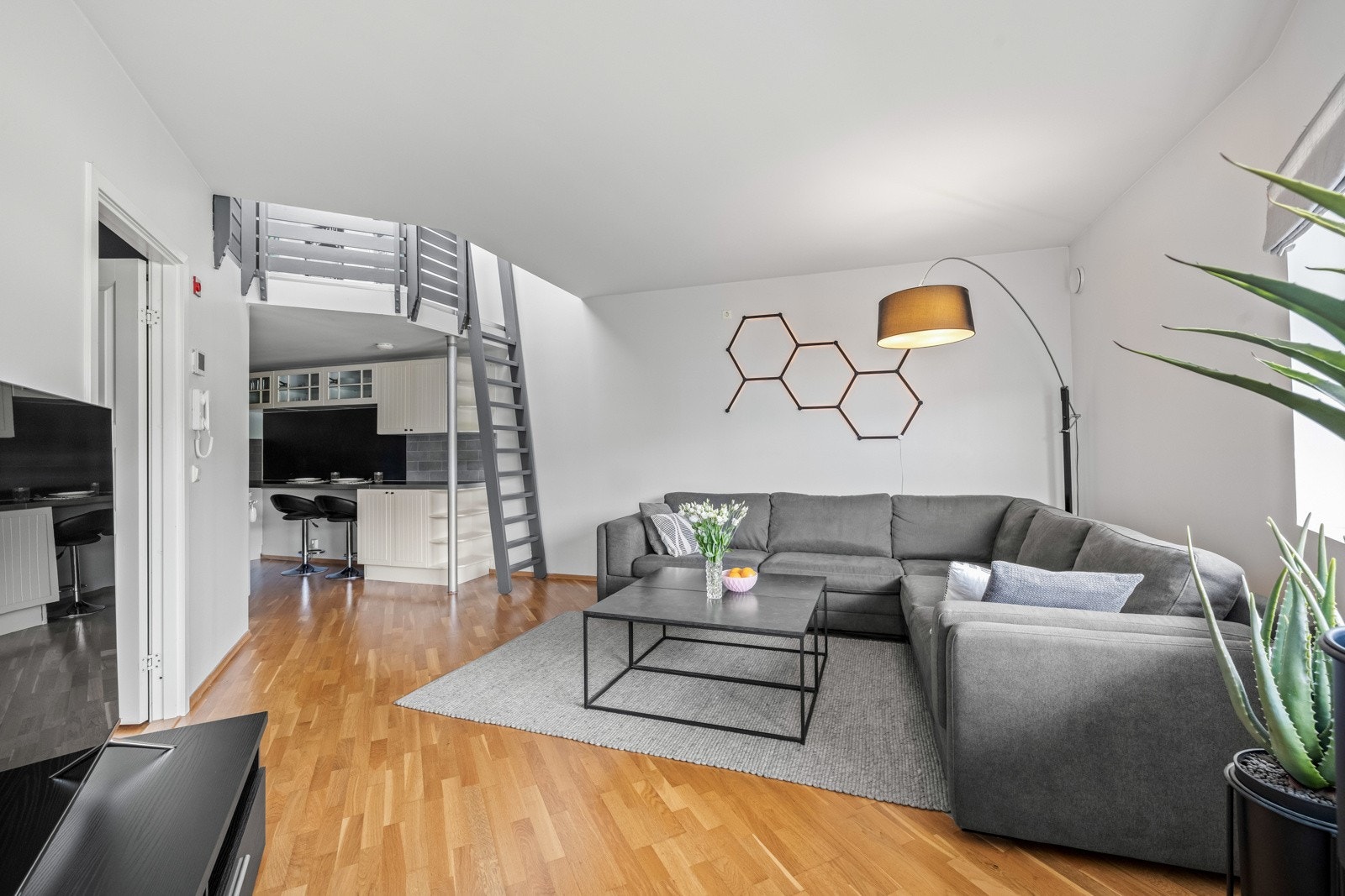 Velkommen til en stor 2-roms leilighet med hems sentralt på Åråsen! Galleribilde