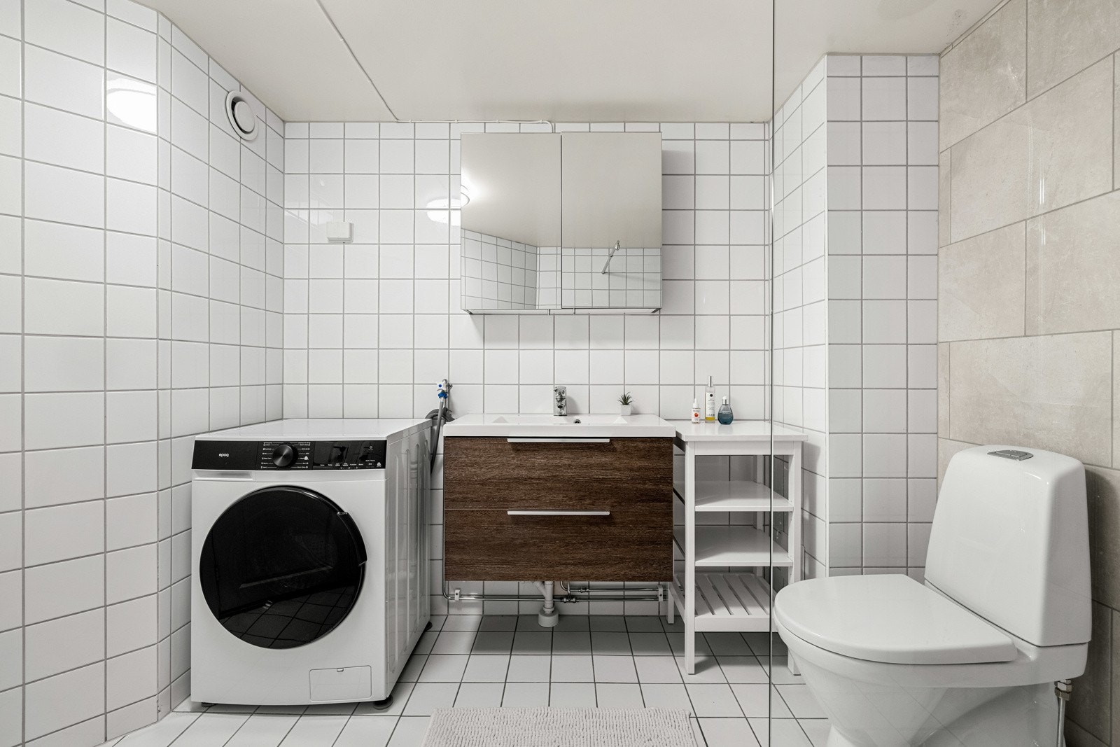 Badet har varmekabler i gulvet og opplegg for vaskemaskin. Galleribilde