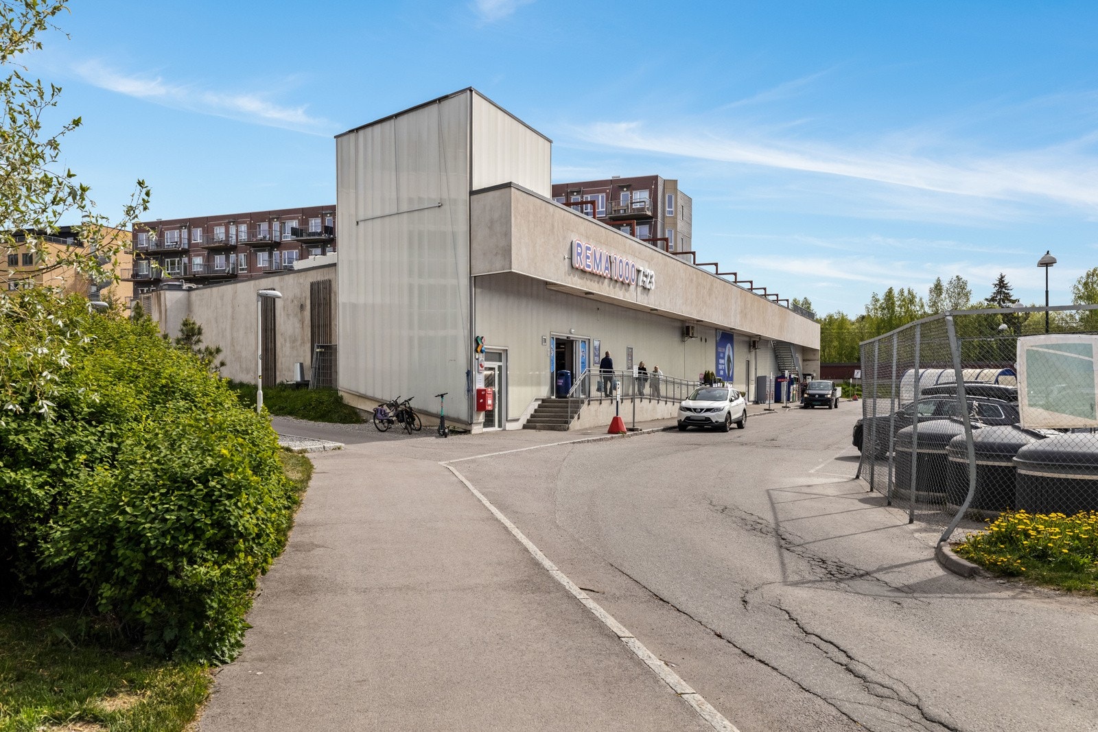 I nabobygget ligger Rema 1000 hvor du også finner garasjeplassen. Galleribilde