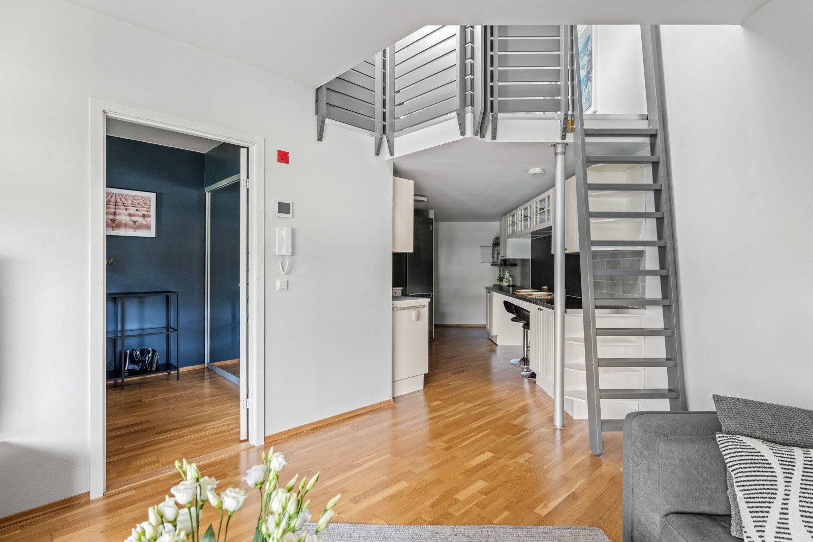 Fra stuen er det stige opp til hemsen. Galleribilde