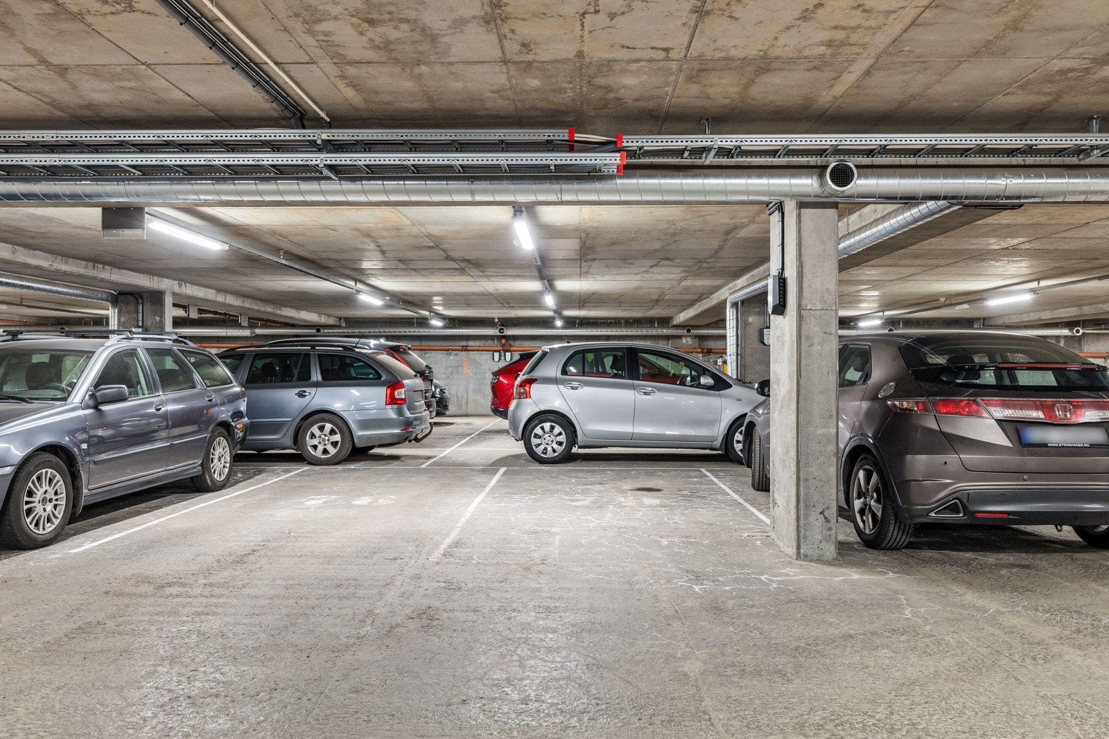 Det medfølger fast garasjeplass med mulighet for elbillader i nabobygget. Galleribilde