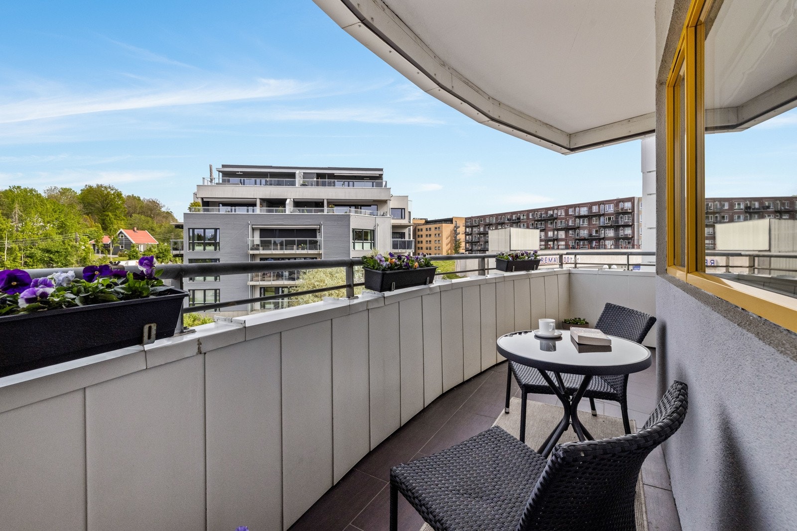 Leiligheten har balkong på ca. 7 kvm med lite innsyn, og garasjeplass. Kveldssol fra kl 19. Galleribilde