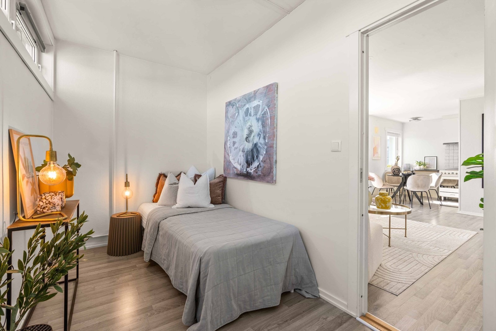 Leiligheten er opprinnelig en 2-roms, men det er laget et ekstra soverom i enden av stuen. Galleribilde