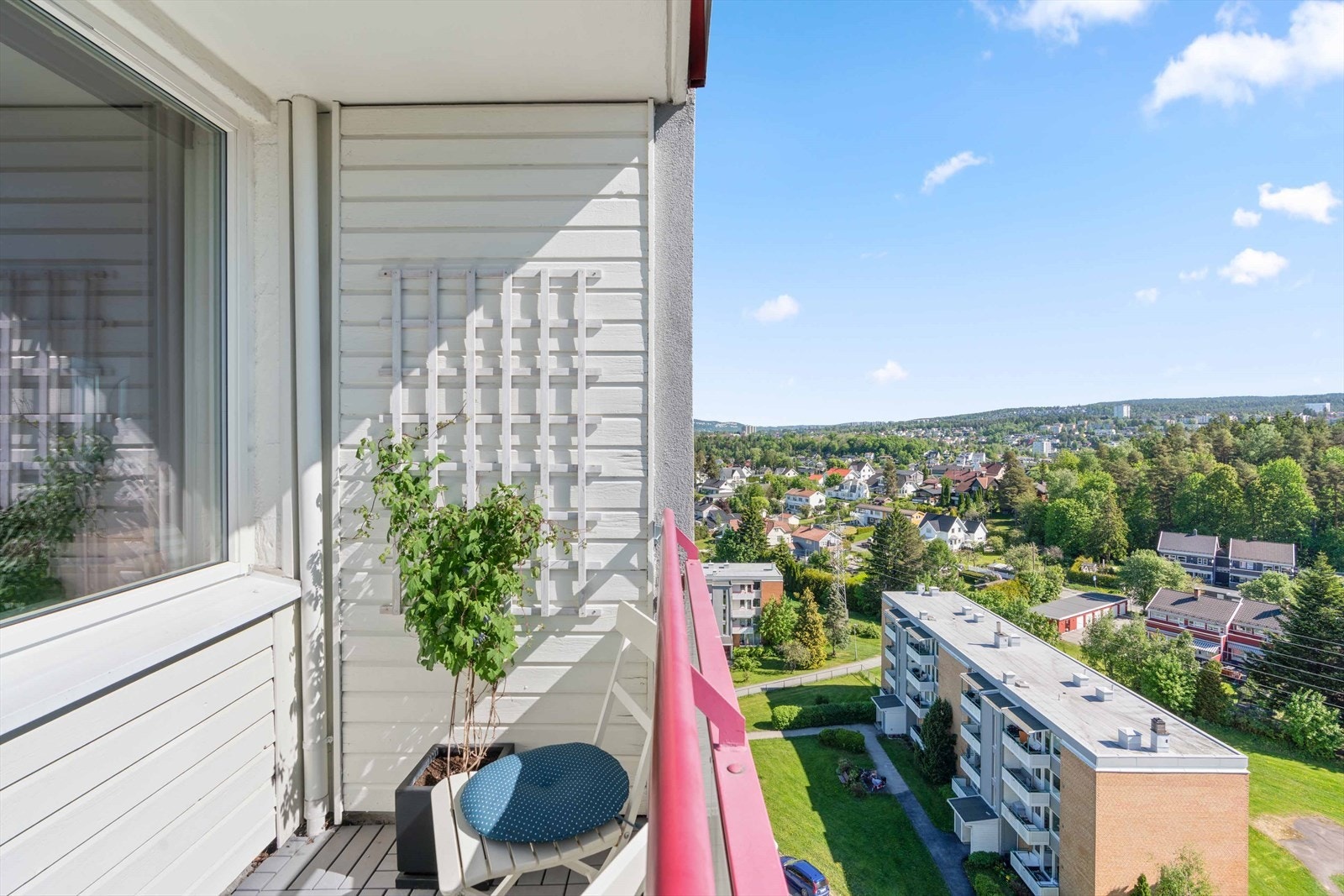 Balkongen er en fin forlengelse av stuen i sommerhalvåret. Galleribilde