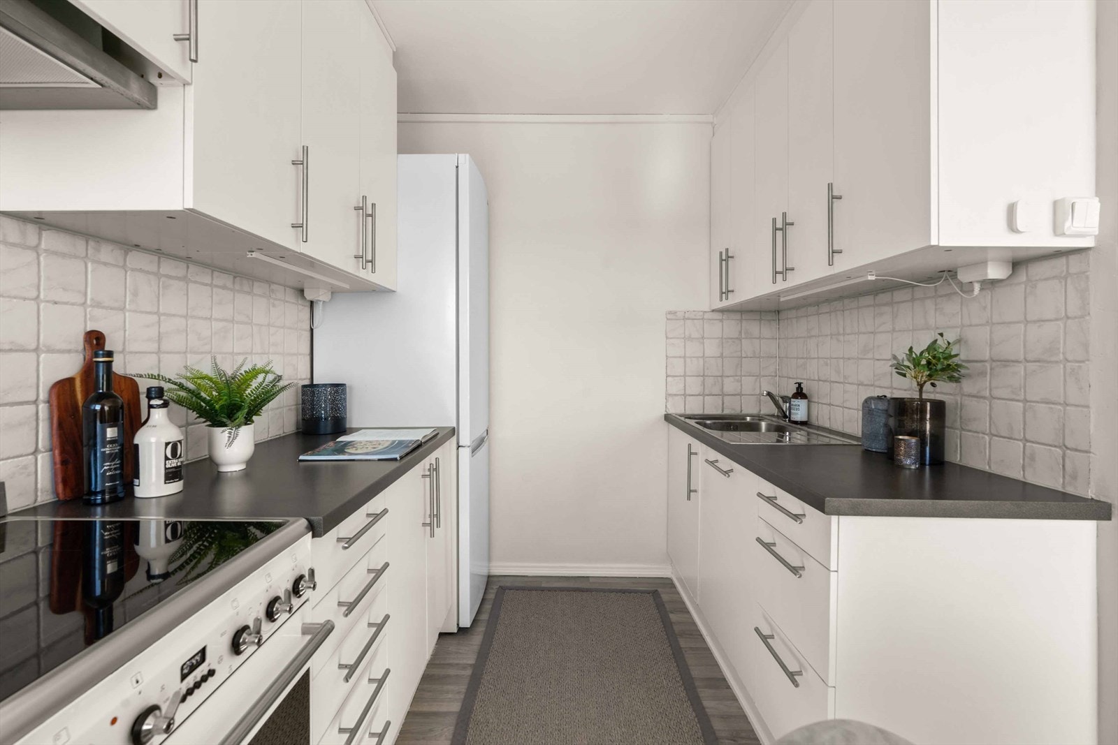 Innredningen tilbyr godt med lagringsløsninger gjennom mange skap og skuffer, og er utstyrt med integrert oppvaskmaskin, samt at det er plass til frittstående komfyr og kjøleskap. Galleribilde