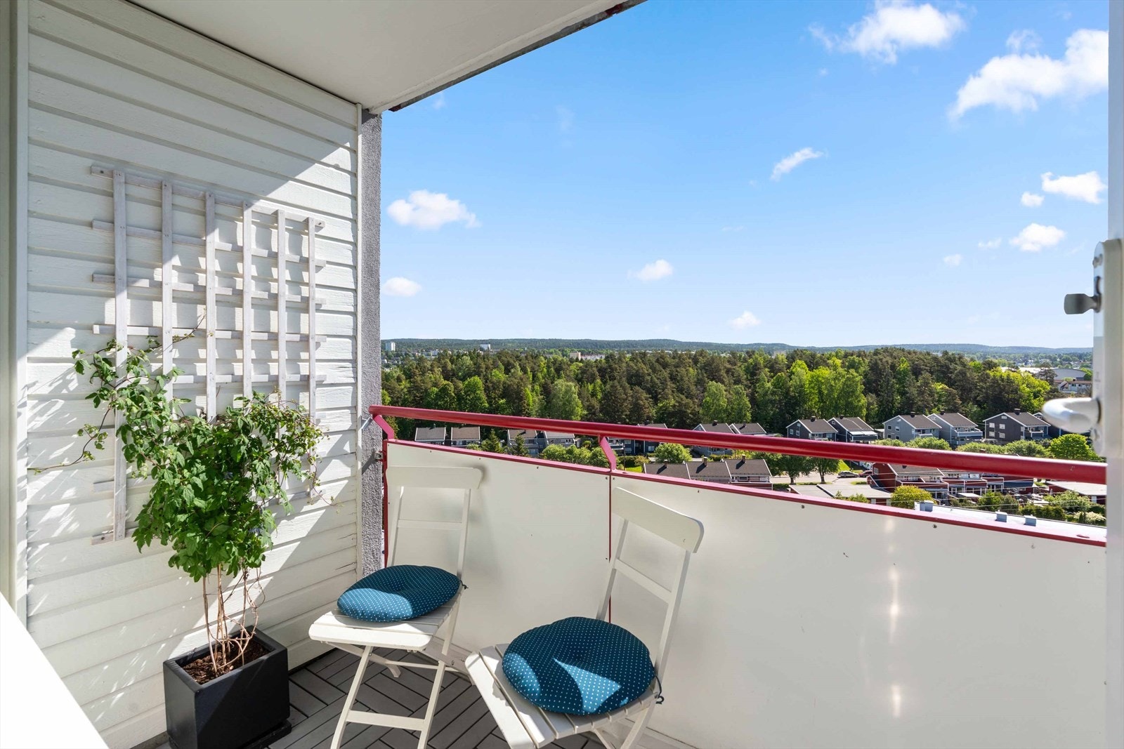 Solrik balkong på 3 kvm med plass til hagemøblement. Galleribilde