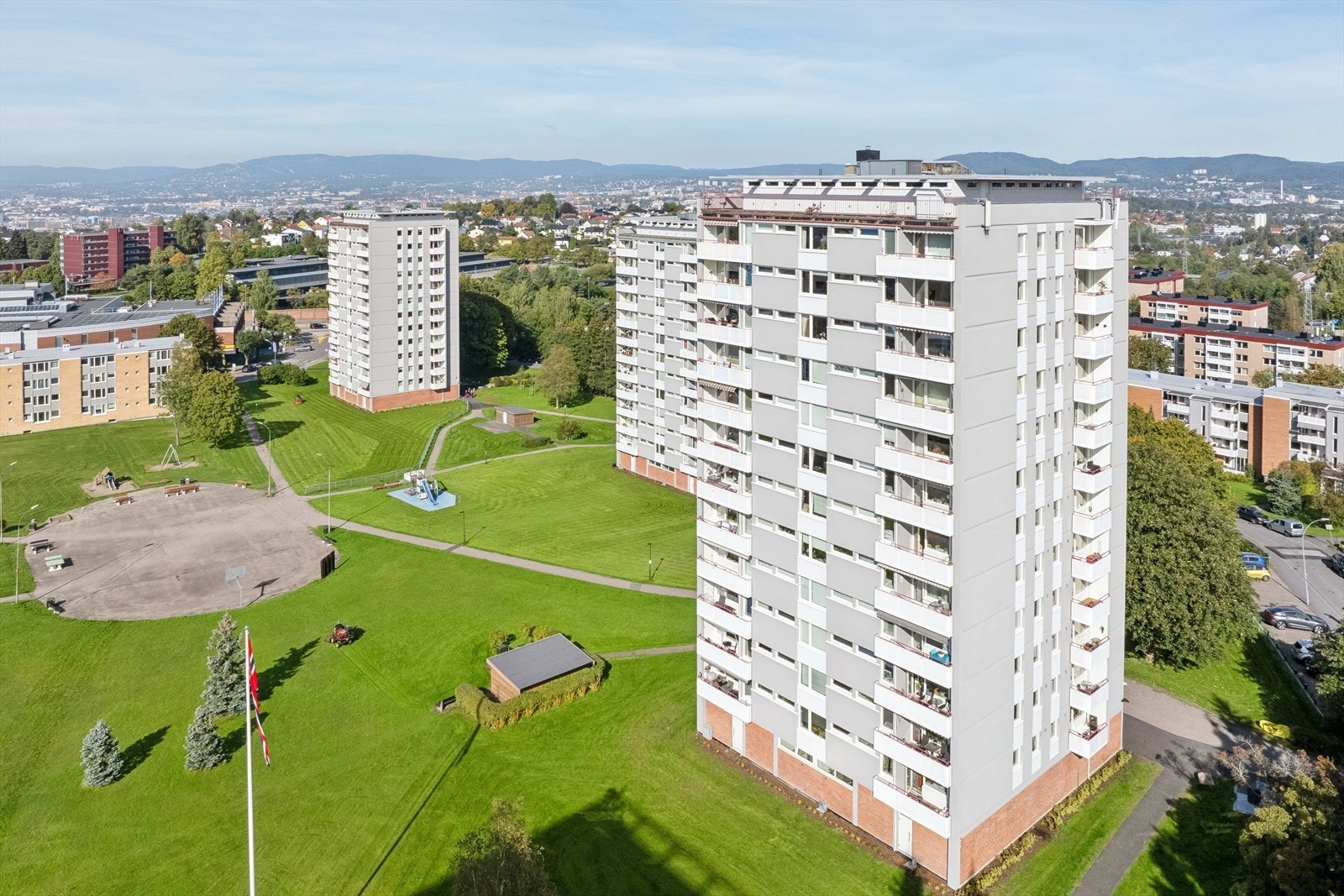 Fellestomt for borettslaget som har pent opparbeidet og velstelt uteområde med gressplener, prydbusker, sittegrupper og lekeareal. Galleribilde