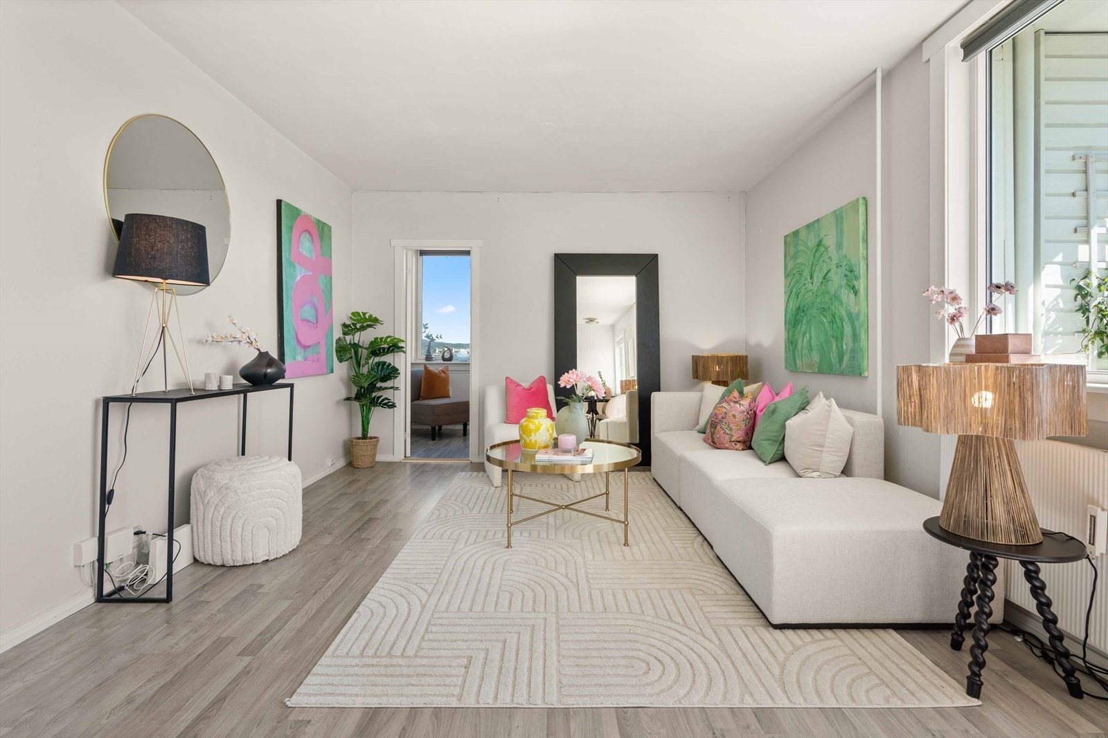 Stuens gode størrelse legger til rette for gode møbleringsmuligheter, med plass til en sofagruppe med TV-løsning og et spisebord mot kjøkkenet. Galleribilde