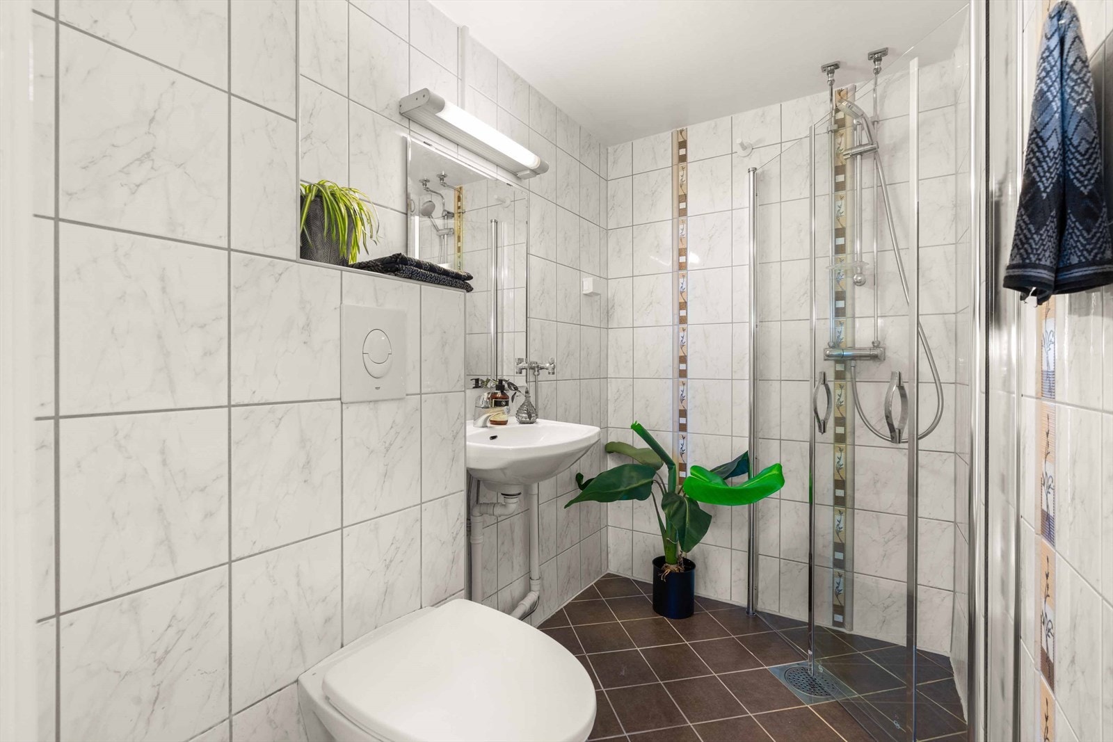 Badet er fra 2010 og har flislagte overflater med behagelig varme i gulvet. Galleribilde