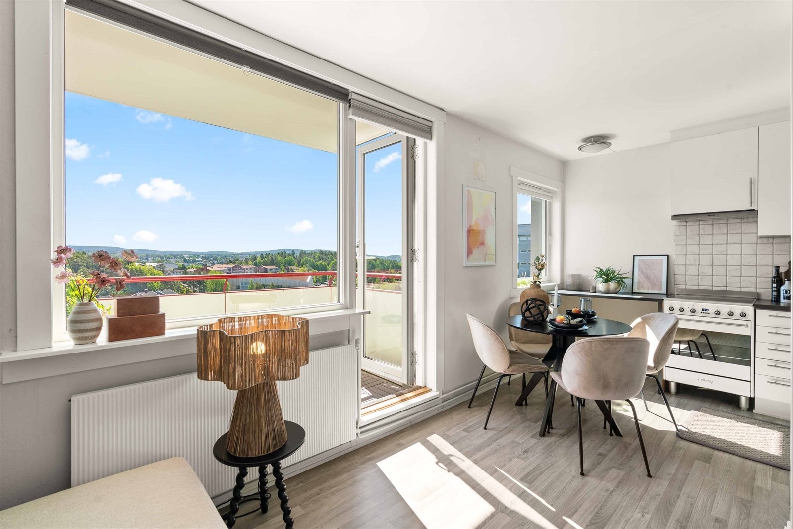 Fra stuen/kjøkkenet er det utgang til en solrik balkong på 3 kvm hvor du kan nyte gode solforhold og den flotte utsikten. Galleribilde