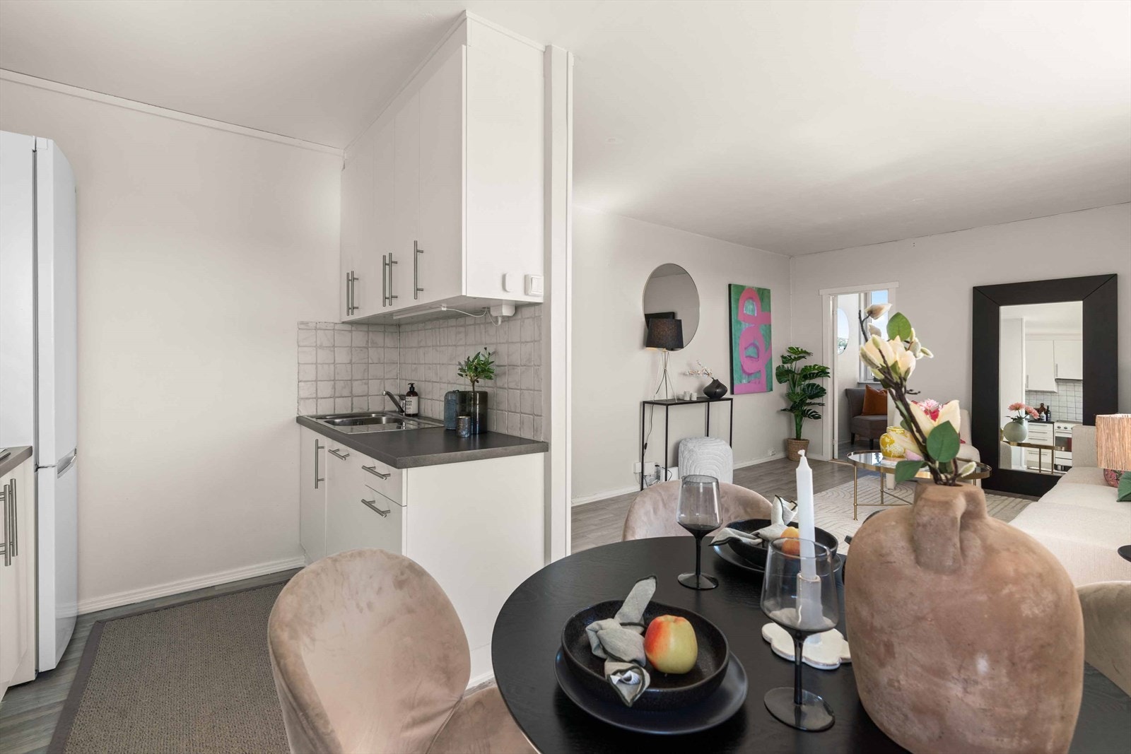 Kjøkkenet ligger i delvis sosial åpen løsning, som gjør det enkelt å holde samtalen gående mens man lager mat. Galleribilde