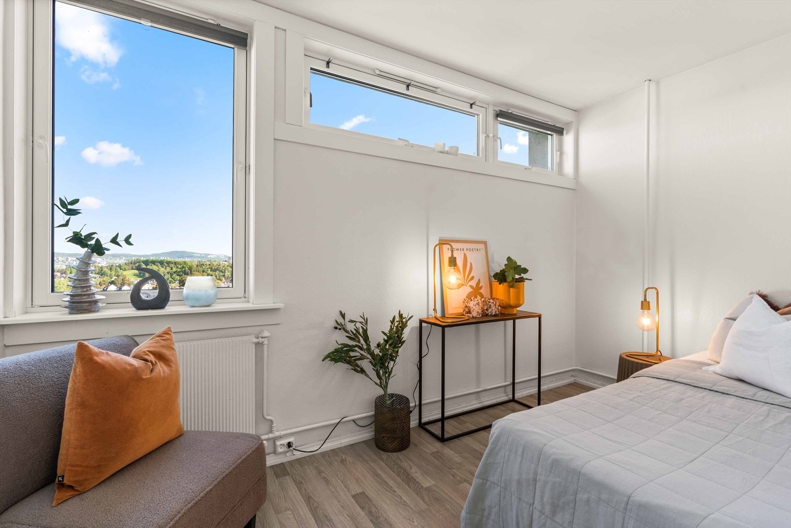 Lyst og romslig soverom. Galleribilde