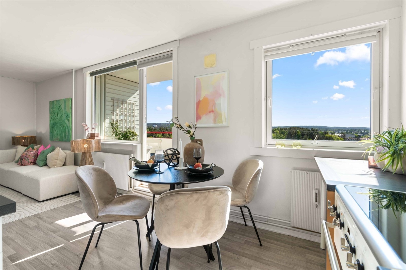 Det er plass til en hyggelig spiegruppe i sonen ved kjøkkenet. Galleribilde