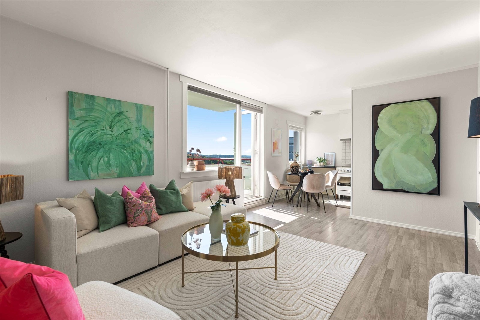 De store vindusflatene slipper inn godt med naturlig lys i rommet og gir en god atmosfære. Galleribilde