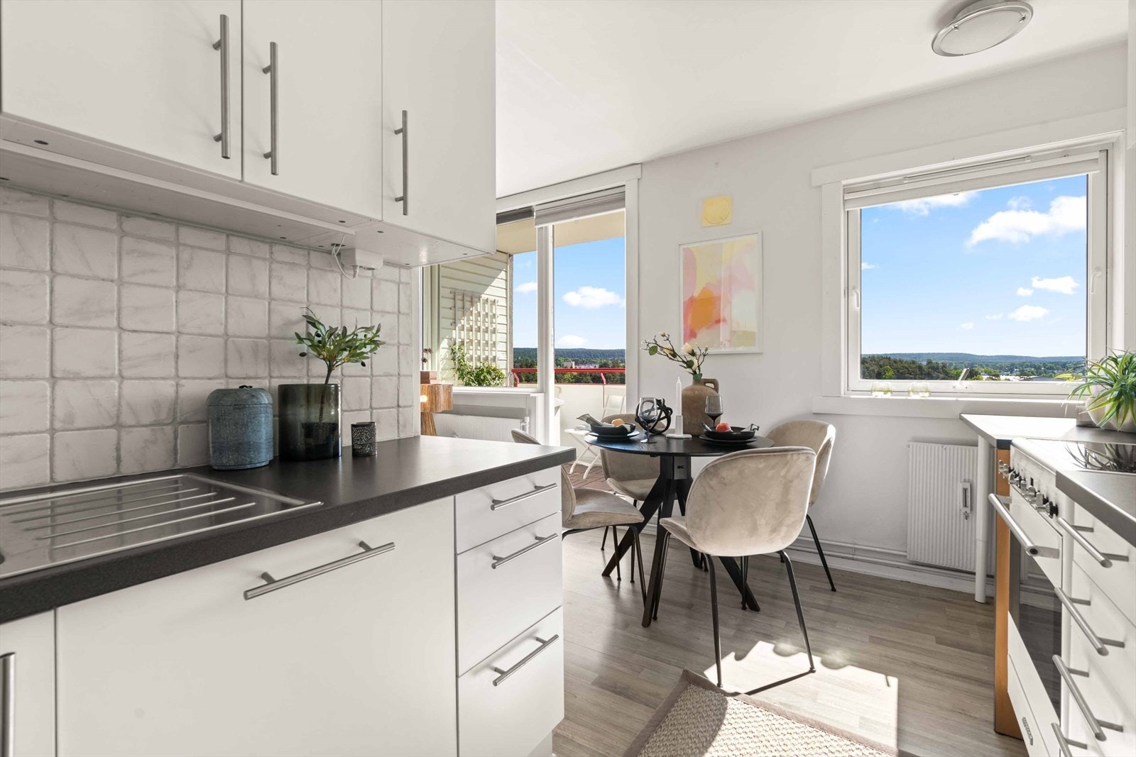 På veggen mellom over- og underskapene er det dekorative fliser som gjør rengjøringen enklere. Under overskapene er det benkebelysning som gjør arbeidsforholdene optimale. Galleribilde