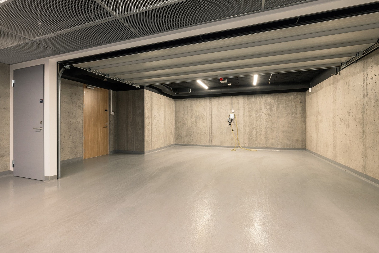 Privat dobbelgarasje i garasjeanlegg med egen port og én elbillader. Galleribilde