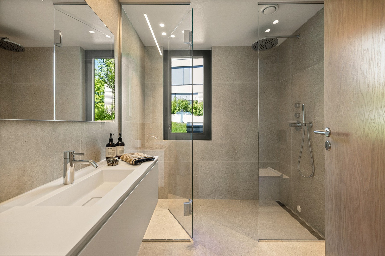 Delikat bad med varme i gulv. Galleribilde