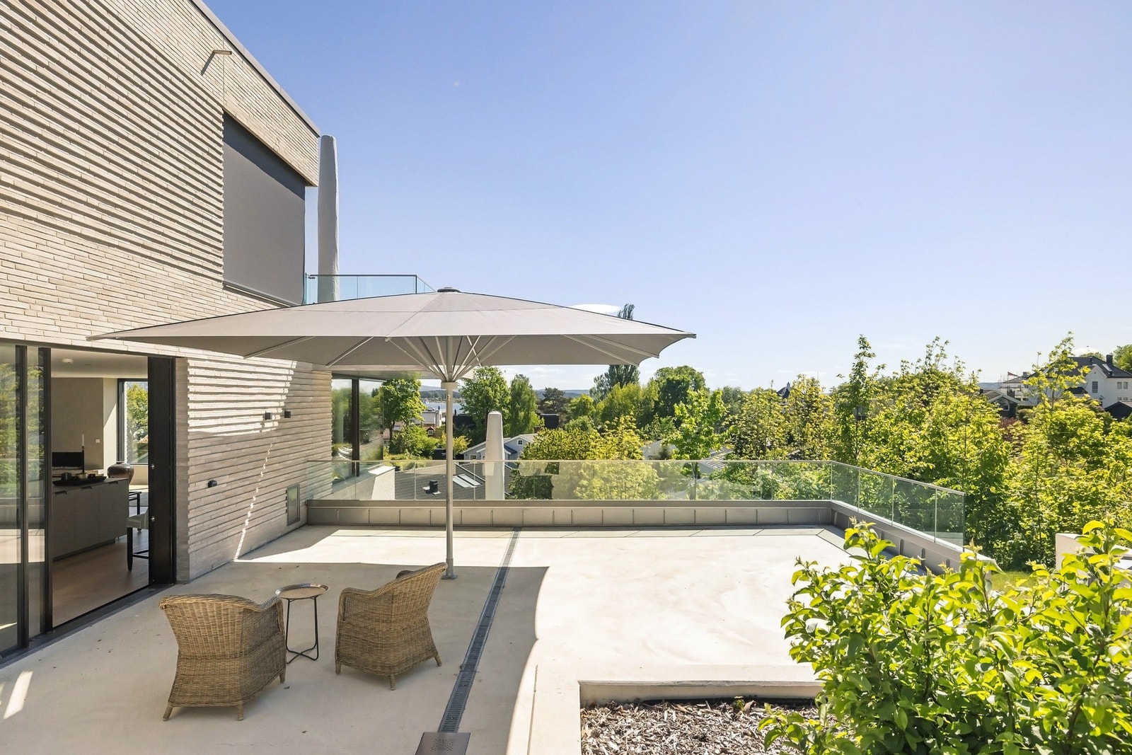 Herlig, solrik terrasse på 75 kvm med utgang fra kjøkkenet Galleribilde