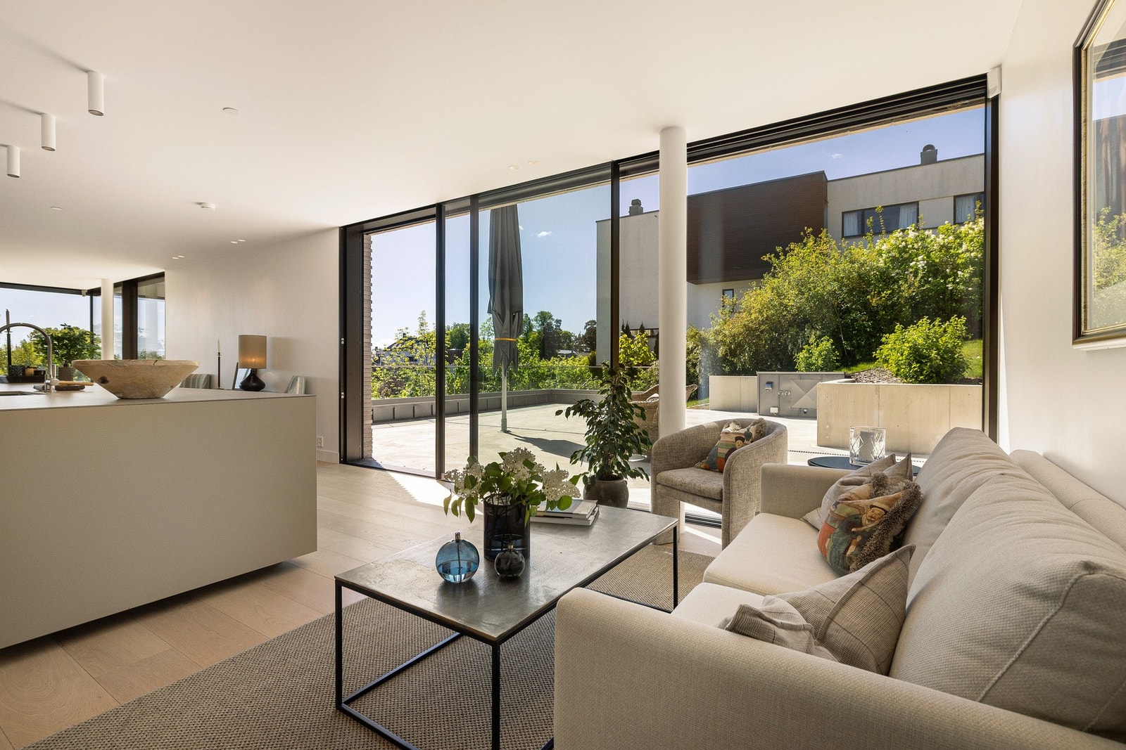 Sømløs overgang mellom stue/ kjøkken og terrassen. Galleribilde