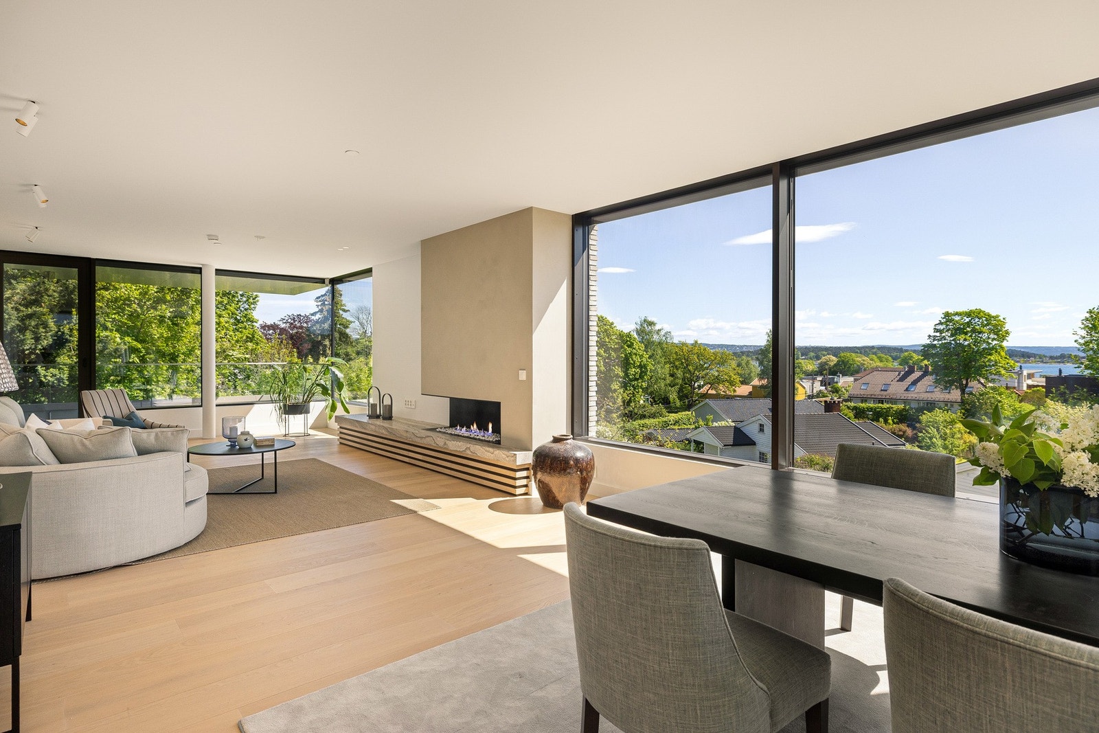 Store vindusflater gir rikelig med naturlig lys og kontakt med omgivelsene. Galleribilde