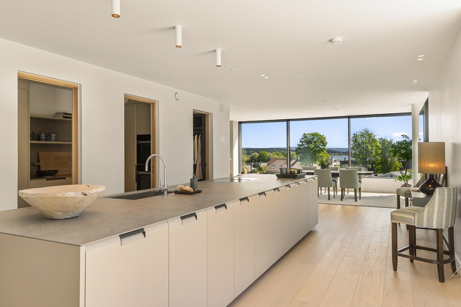 Enorme vindusflater og panoramautsikt. Galleribilde