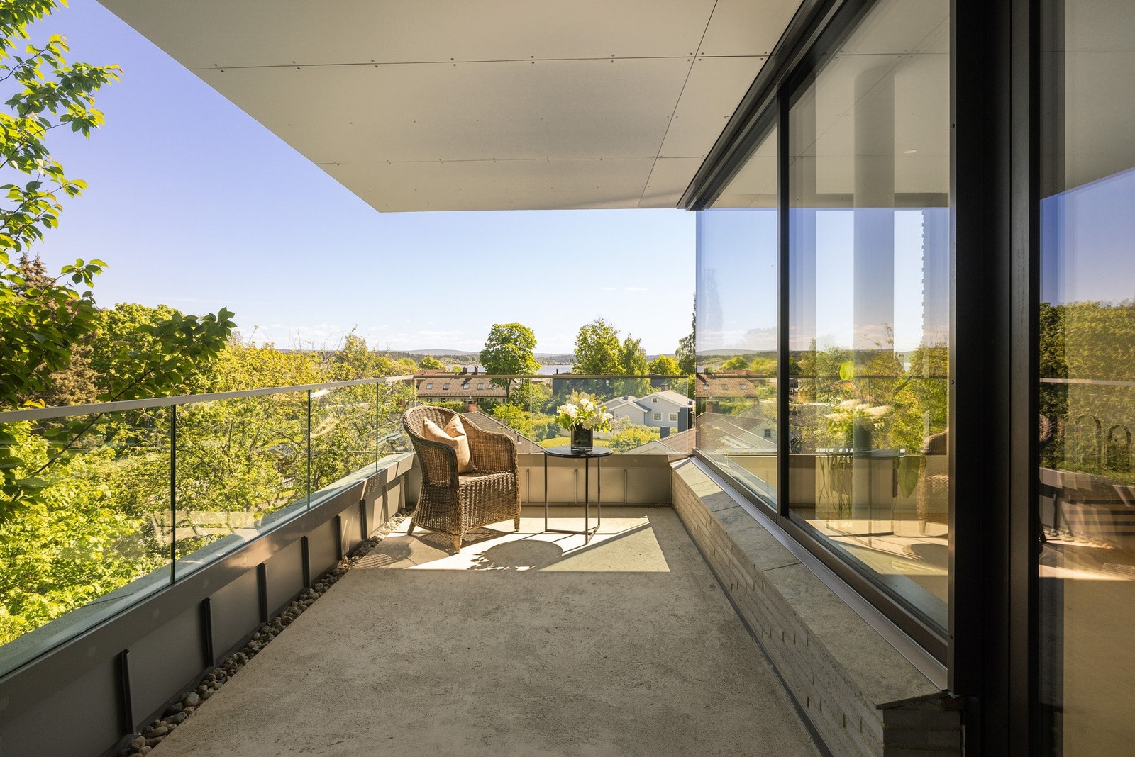 Overbygget balkong på 11 kvm med utgang fra stuen. Galleribilde