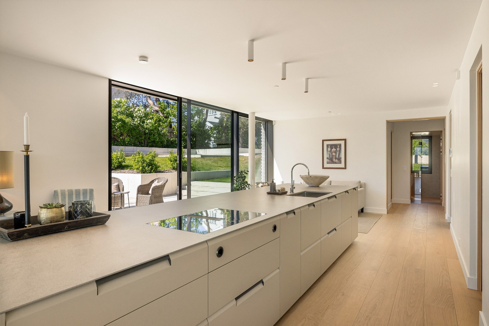 Stor kjøkkenøy, og et grovkjøkken. Galleribilde