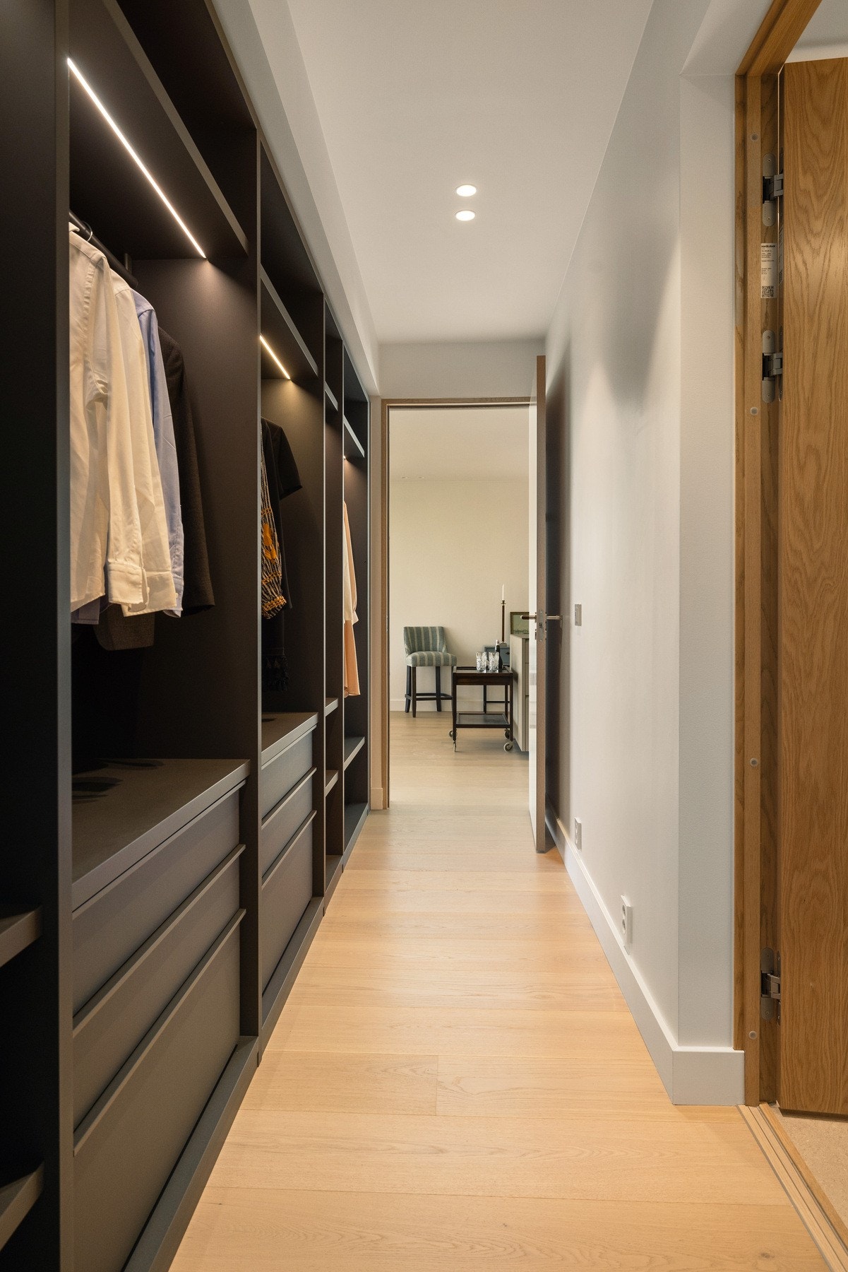 Walk-in-closet til hovedsoverommet. Galleribilde