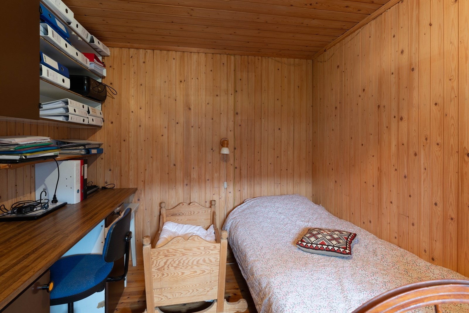 Ett rom er innredet som kontor/gjesterom. Galleribilde