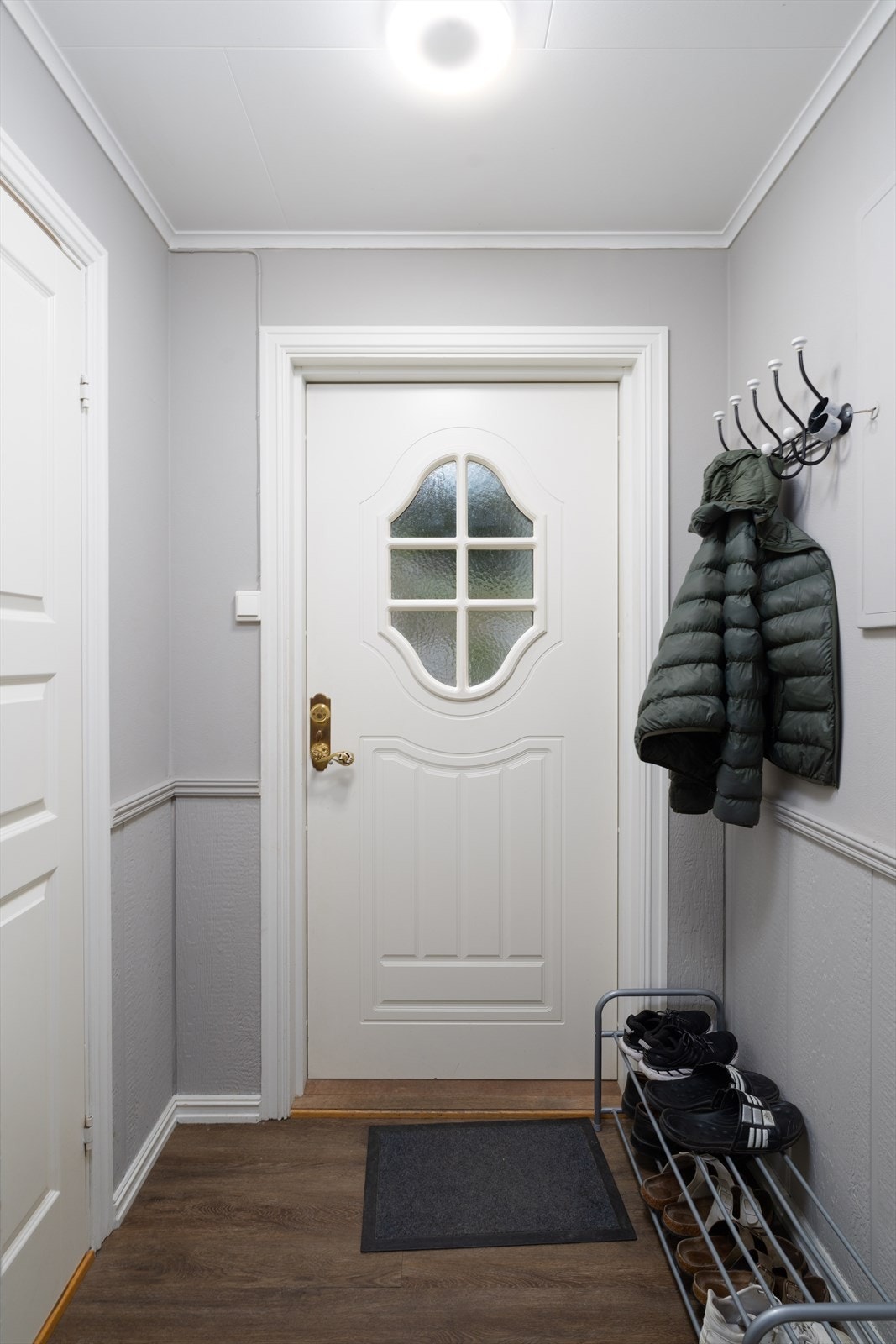 Entré/vindfang med plass til å henge fra seg ytterbekledningen. Galleribilde