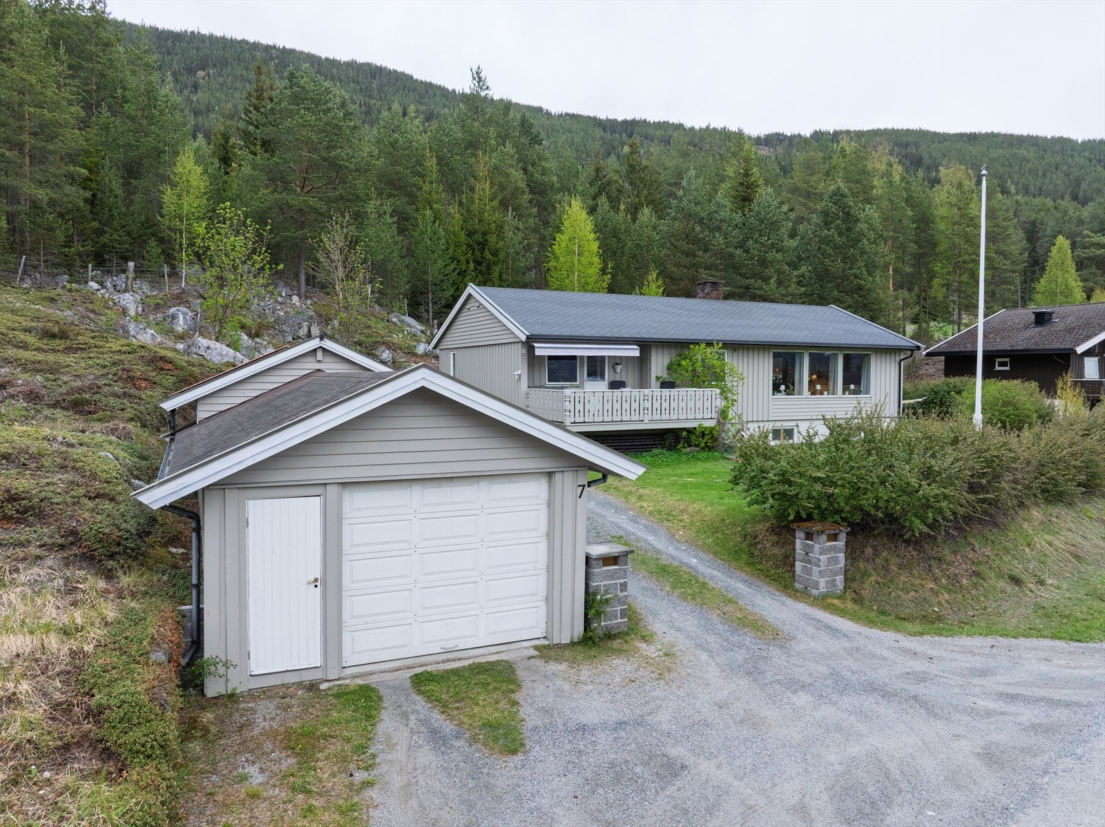 Boligen har et bruksareal på 191 m² fordelt på to etasjer. Galleribilde