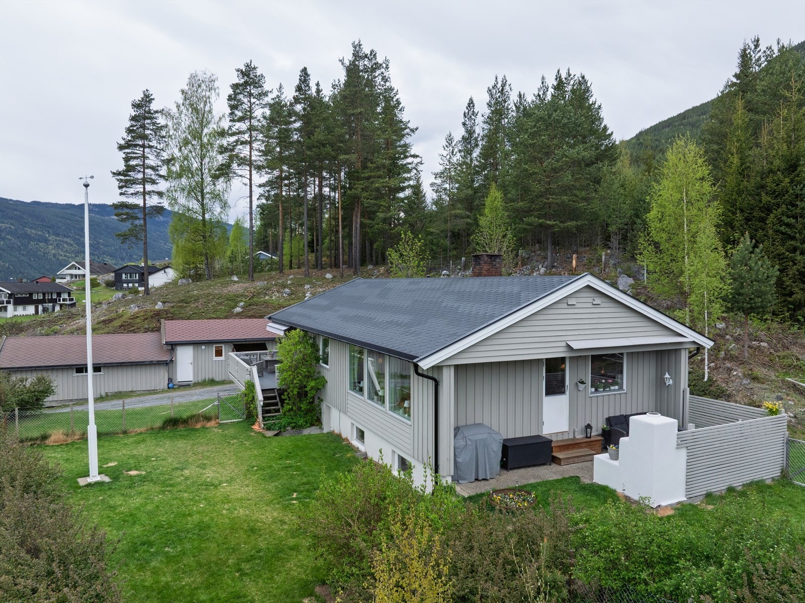 Boligen består av enebolig over 2 etasjer. I tillegg er det en stor frittstående garasje på tomten. Galleribilde