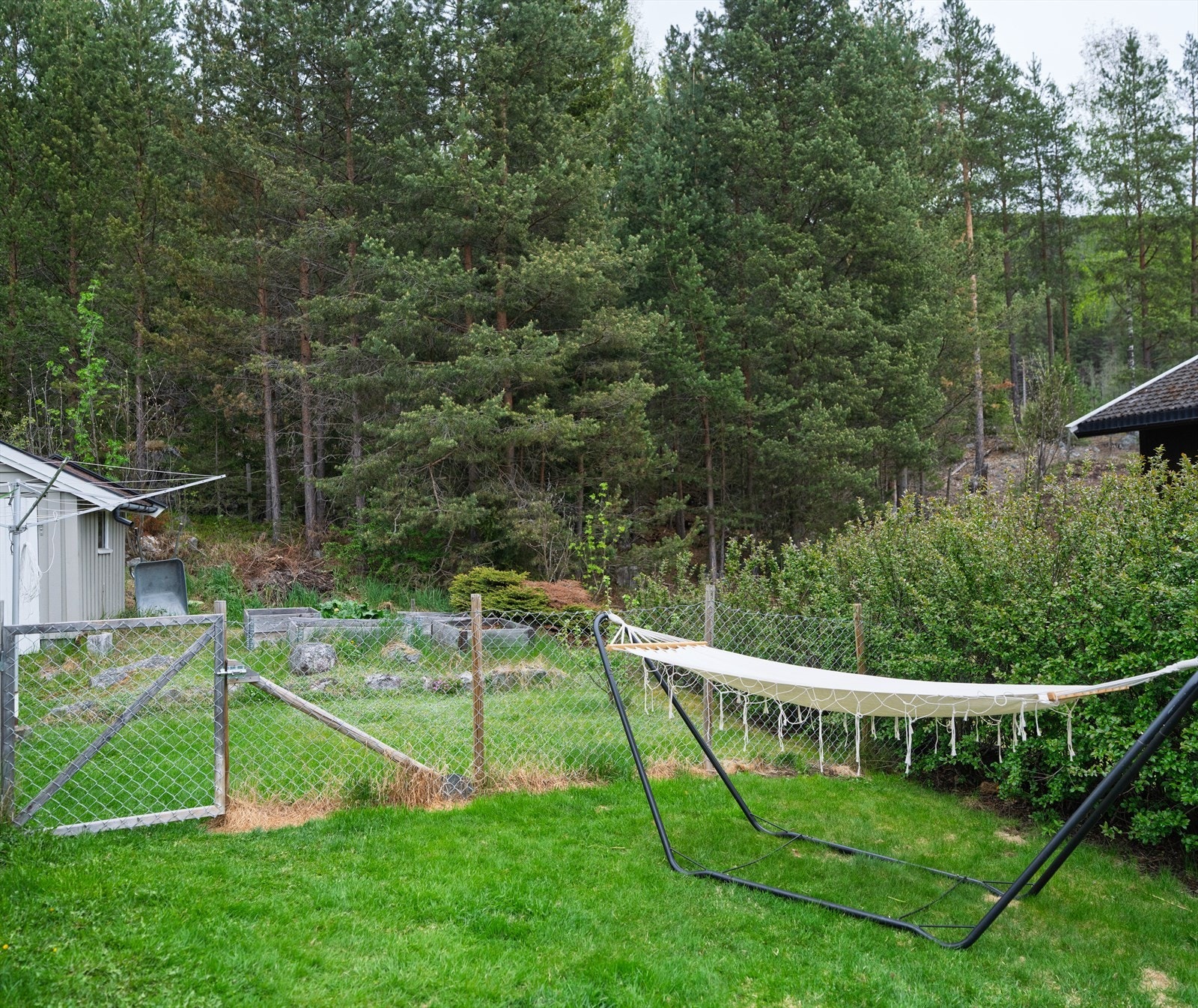 Tomta er forholdsvis flat, sydvendt og opparbeidet med hage med gressplen og annen beplantning. Galleribilde